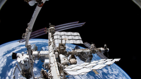 Trạm Vũ trụ Quốc tế có 4 vết nứt và hàng chục điểm "đáng lo ngại" - làm sao để NASA khắc phục?