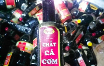 Người dân phát hiện gần 1.000 chai nước mắm bị vứt bỏ trong bụi rậm, lộ chi tiết gây 'sốc'