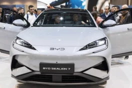 Vua xe điện Tesla lần đầu tiên bị một hãng xe Trung Quốc vượt doanh số quý