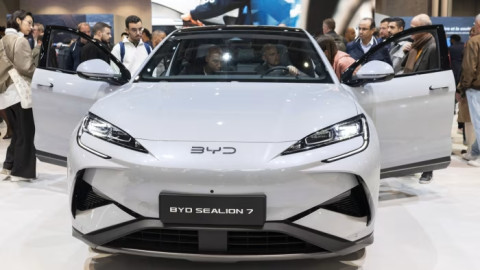 Vua xe điện Tesla lần đầu tiên bị một hãng xe Trung Quốc vượt doanh số quý