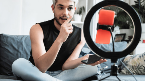 Làm giàu từ TikTok, người trẻ phải trả 1 cái giá đắt!