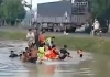 13 người trong ô tô thoát chết khi xe lao xuống mương nước sâu