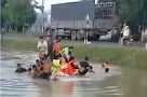 13 người trong ô tô thoát chết khi xe lao xuống mương nước sâu