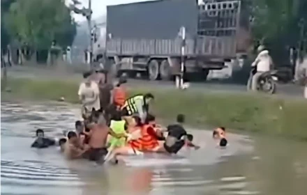 13 người trong ô tô thoát chết khi xe lao xuống mương nước sâu