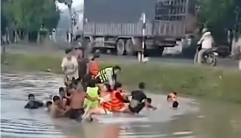 13 người trong ô tô thoát chết khi xe lao xuống mương nước sâu