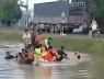 13 người trong ô tô thoát chết khi xe lao xuống mương nước sâu