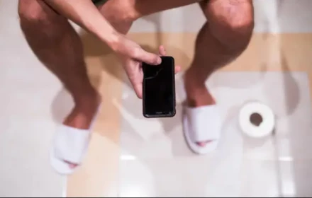 Ruột người đàn ông lòi ra 13cm khi ngồi toilet lướt điện thoại 2 tiếng, nguyên nhân nhiều người mắc