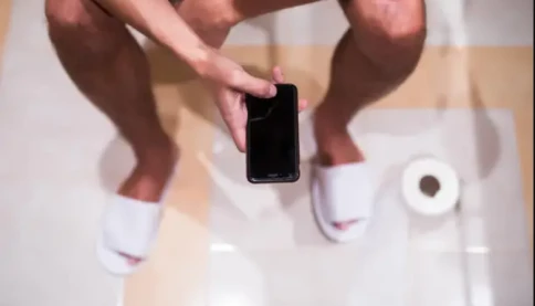 Ruột người đàn ông lòi ra 13cm khi ngồi toilet lướt điện thoại 2 tiếng, nguyên nhân nhiều người mắc