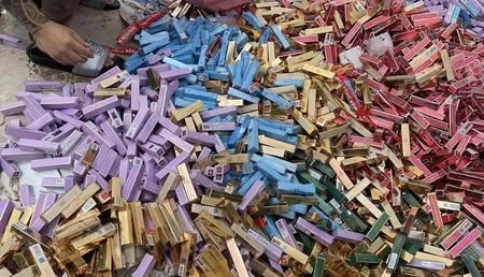 Xôn xao hàng nghìn thỏi son bị vử bên đường Cienco5