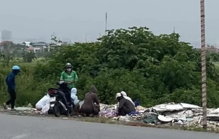 Hàng nghìn thỏi son vô chủ  vứt đoạn Cienco 5 đã có chủ khi nhiều chị em bắt grab đến nhặt, "thụ lộc"