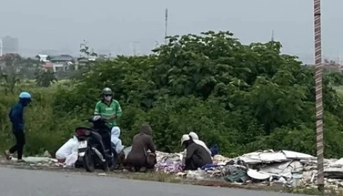 Hàng nghìn thỏi son vô chủ  vứt đoạn Cienco 5 đã có chủ khi nhiều chị em bắt grab đến nhặt, "thụ lộc"