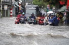Mùa thi gặp mưa lớn, đừng để "trượt phong độ" vì… ướt áo!