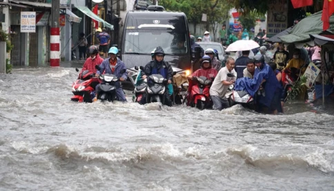 Mùa thi gặp mưa lớn, đừng để "trượt phong độ" vì… ướt áo!