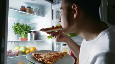 Vì sao tối hôm trước ăn càng nhiều, sáng hôm sau ngủ dậy càng thấy đói?