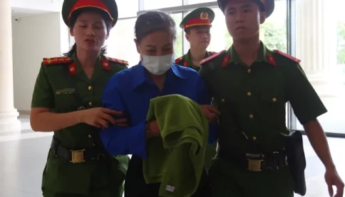 Hình ảnh dẫn giải cựu Bí thư Vĩnh Phúc Hoàng Thị Thúy Lan và đồng phạm đến tòa