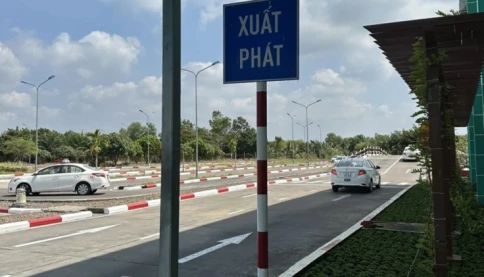 Hú hồn! Hà Nội “nổ máy” sát hạch bằng lái trở lại sau hơn 3 tháng “đứng hình”!