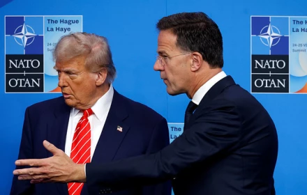 Nịnh hót không giới hạn: Tổng thư ký NATO gọi Donald Trump là "bố"
