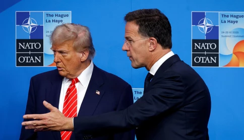Nịnh hót không giới hạn: Tổng thư ký NATO gọi Donald Trump là "bố"