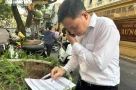 Thầy giáo đứng cổng trường điểm danh đủ học sinh mới an lòng