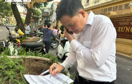 Thầy giáo đứng cổng trường điểm danh đủ học sinh mới an lòng
