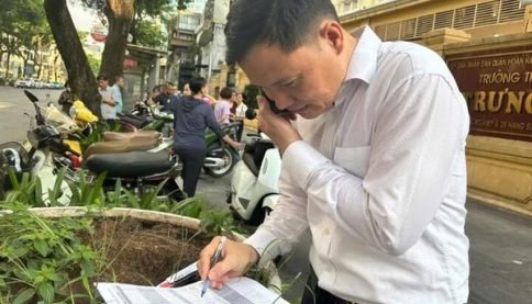 Thầy giáo đứng cổng trường điểm danh đủ học sinh mới an lòng
