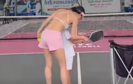 Ngọc Trinh bị chỉ trích vì mặc hở bạo khi chơi pickleball cùng con gái nuôi
