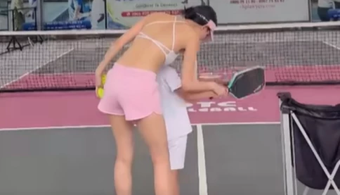 Ngọc Trinh bị chỉ trích vì mặc hở bạo khi chơi pickleball cùng con gái nuôi