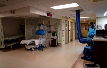 I'm in the hospital khác I'm at the hospital như thế nào?