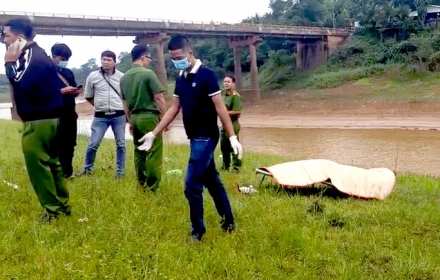 Choáng khi người dân phát hiện thi thể nam thanh niên vướng vào lưới đánh cá, hai tay bị trói