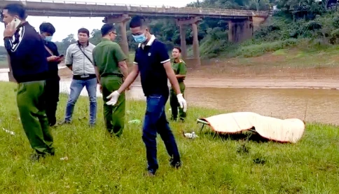 Choáng khi người dân phát hiện thi thể nam thanh niên vướng vào lưới đánh cá, hai tay bị trói