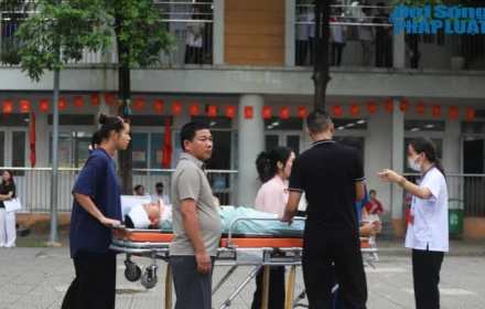 Thí sinh được cáng đến phòng thi Tốt nghiệp THPT 2025