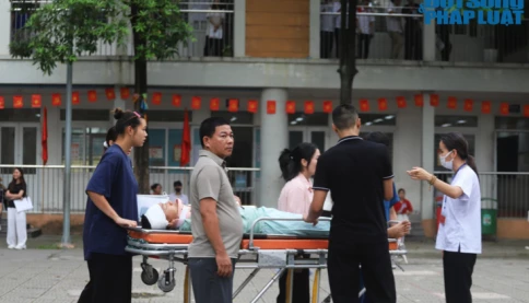 Thí sinh được cáng đến phòng thi Tốt nghiệp THPT 2025