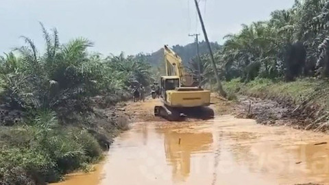 Máy xúc bất ngờ bị mặt đất "nuốt chửng" trươc sự ngỡ ngàng của nhiều người