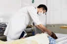 Nhập viện vì thói quen nặn mụn bằng tay