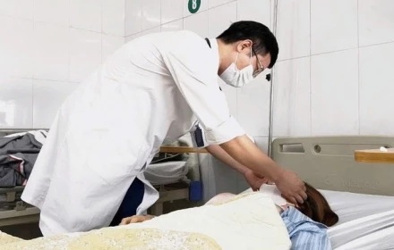 Nhập viện trong tình trạng nguy kịch sau khi... nặn mụn trứng cá