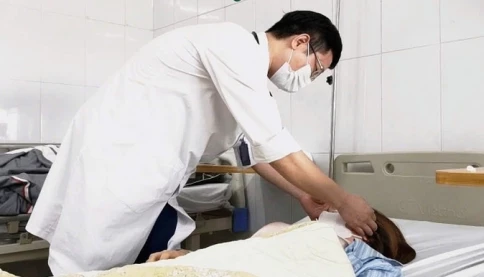 Nhập viện trong tình trạng nguy kịch sau khi... nặn mụn trứng cá