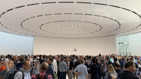 Có phải Apple đang khủng hoảng sáng tạo hay không? Khi nào Apple mới thoát mác "công ty iPhone"?