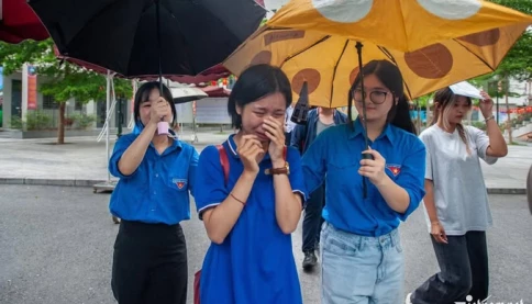 Phụ huynh 2k7 đừng quá lo lắng, đề khó thì điểm chuẩn thấp! Quay về thời 15 điểm 3 môn vẫn đỗ đại học thôi mà!