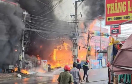 Cháy cửa hàng Điện Máy Xanh giữa trưa Đồng Nai