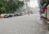 Hạ Long sáng nay mưa như trút, nước chảy thành sông