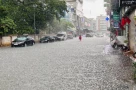 Hạ Long sáng nay mưa như trút, nước chảy thành sông