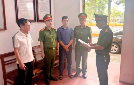Kế toán trường học bị bắt vì chiếm đoạt tiền bảo hiểm y tế của học sinh