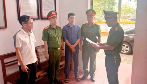 Kế toán trường học bị bắt vì chiếm đoạt tiền bảo hiểm y tế của học sinh