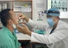 Bị 2 chiếc đũa cắm sâu trong mũi cả năm mà không biết