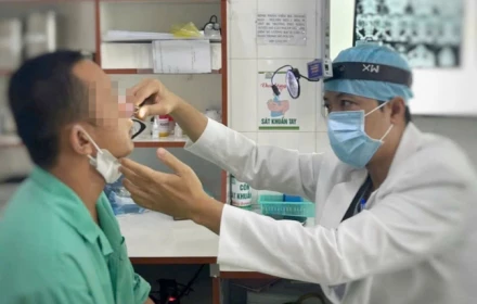 Bị 2 chiếc đũa cắm sâu trong mũi cả năm mà không biết