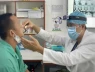 Bị 2 chiếc đũa cắm sâu trong mũi cả năm mà không biết