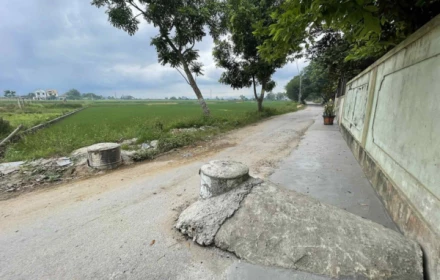 Có nên giảm tốc độ hoặc ngăn xe ôto như này không?