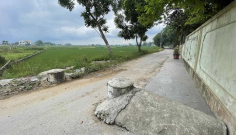 Có nên giảm tốc độ hoặc ngăn xe ôto như này không?