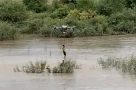 Hồi hộp cảnh hai em bé được máy bay không người lái cứu qua dòng nước xiết