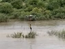 Hồi hộp cảnh hai em bé được máy bay không người lái cứu qua dòng nước xiết